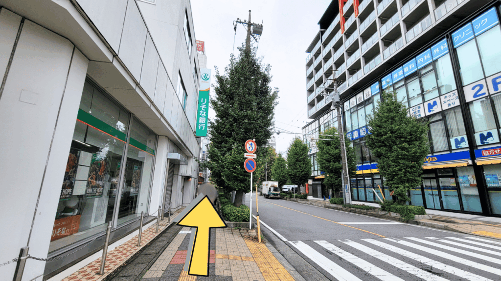 りそな銀行 と マツモトキヨシの間の道を進む。