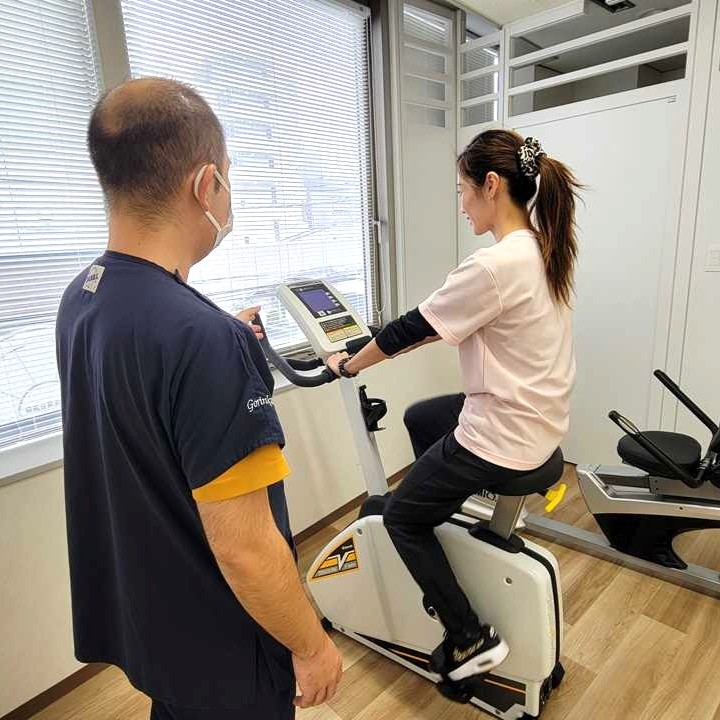 メディカルフィットネスアルゴ朝霞台で自転車エルゴメーターで運動しているところ