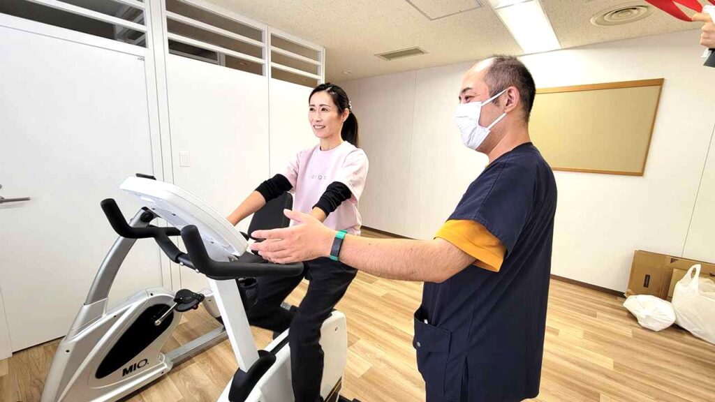 メディカルフィットネスアルゴ朝霞台トレーニング風景　自転車エルゴメーター
