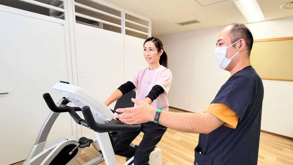 メディカルフィットネスアルゴ朝霞台トレーニング風景　自転車エルゴメーター